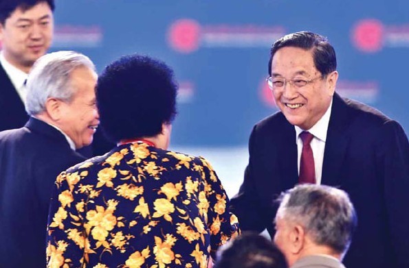 Yu Zhengsheng, chairman of the National Committee of the Chinese People's Political Consultative Conference, meets delegates after the opening ceremony of the 12th World Chinese Entrepreneurs Convention. Photos by Feng Yongbin/China Daily