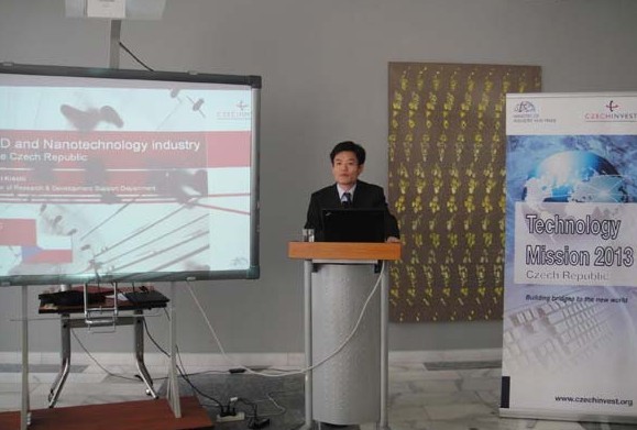Jon Li, secretary of International Energy Conservation Environmental Protection Association, made a speech at the Czech Republic embassy in Beijing on Sept 27,2013. [Song Jingli/chinadaily.com.cn]