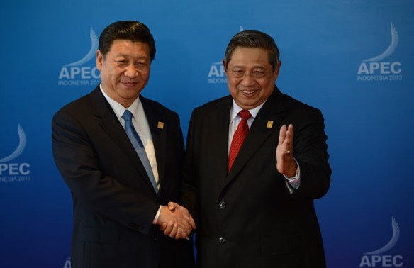 China's President Xi Jinping (left) is welcomed by Indonesia's President Susilo Bambang Yudhoyono as he arrives for a dialogue with leaders at the APEC Summit on Monday. ROMEO GACAD/Agence France-Presse