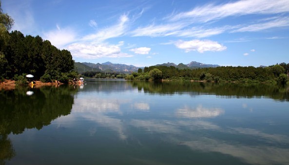 Yanqi Lake in Beijing's northern Huairou district has been selected as the venue for the Asia-Pacific Economic Cooperation summit next year. [Photo/Xinhua]