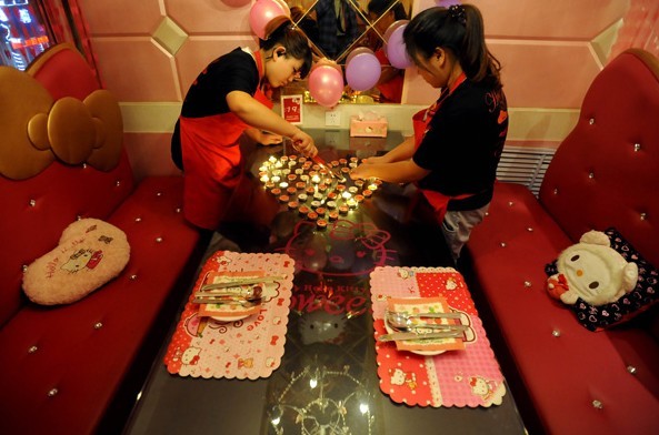 Waitresses set the table for guests at a themed restaurant in Taiyuan, Shanxi province. HSBC Holdings Plc said that growth in service-sector activity remained substantially below-trend in September. Fan Minda/Xinhua