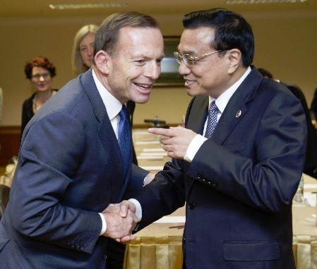 Chinese Premier Li Keqiang (R) meets with his Australian counterpart Tony Abbott in Bandar Seri Begawan, Brunei, Oct. 9, 2013. (Xinhua/Huang Jingwen) 