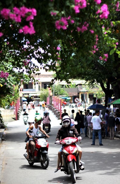 Motorcycles are seen everywhere in Vietnam as manufacturers in China, especially those in the southwest, look to enhance their investments in the ASEAN country. Guan Xin/China Daily
