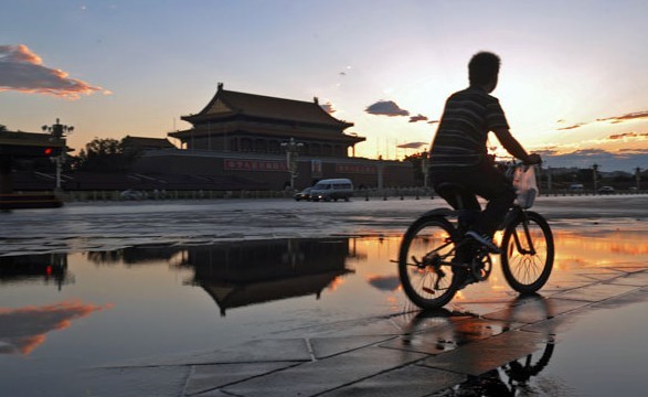 Environmental experts say fines on pollution should be harsher on businesses than individuals. Lu Yan/Xinhua