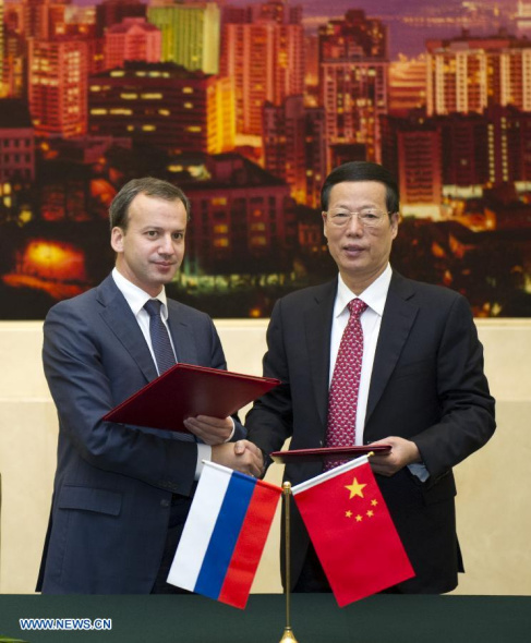 Chinese Vice Premier Zhang Gaoli (R) shakes hands with Russian Deputy Prime Minister Arkady Dvorkovich after signing the summary of minutes of the tenth meeting of China-Russia energy cooperation committee in Beijing, capital of China, Oct. 15, 2013. Zhang Gaoli and Arkady Dvorkovich co-chaired the meeting here on Tuesday, which agreed to advance cooperation in a number of energy sectors. (Xinhua/Xie Huanchi)