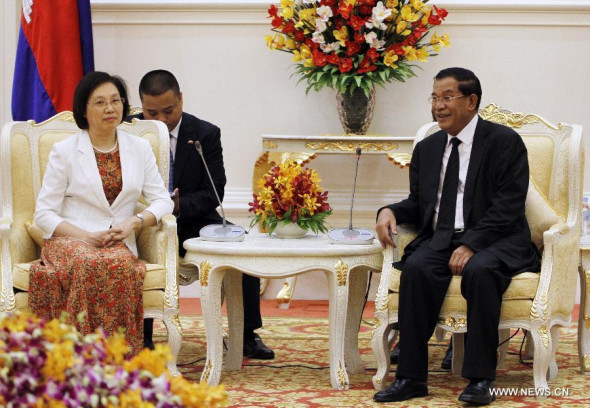 Cambodian Prime Minister Hun Sen (R) meets with Yin Yicui, chairwoman of the Standing Committee of Shanghai Municipal People's Congress, at the Peace Palace in Phnom Penh, Cambodia, Oct. 15, 2013. Cambodian Prime Minister Hun Sen said Tuesday that the country wanted more Chinese investors to help boost local economy and deepen Sino-Cambodian ties. (Xinhua/Sovannara)
