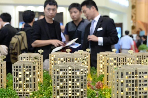 Citizens visit a real estate fair in east China's Shanghai Municipality, Oct. 3, 2013.  (File Photo: Xinhua/Lai Xinlin)