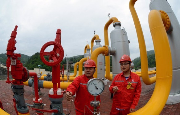 Workers inspect equipment at a natural gas plant in Sichuan province. China's natural gas demand will reach almost 400 billion cubic meters a year by 2025, according to a GE report. [Photo / Provided to China Daily] 