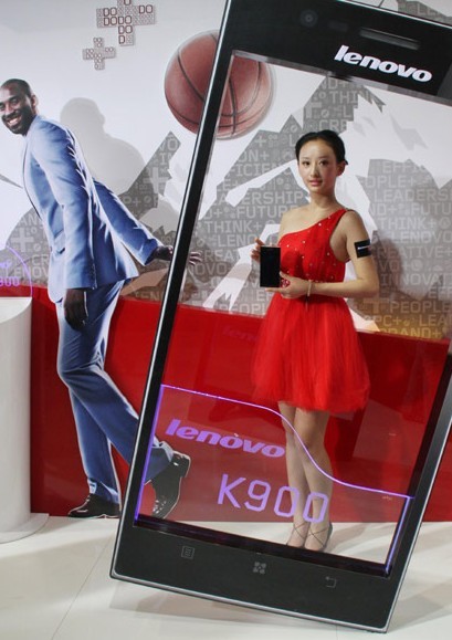 Lenovo displays its new smartphone at PT/Expo Comm China 2013 in Beijing. The electronics company is making an aggressive push to expand its reach in the Southeast Asian markets. [Photo / China Daily] 