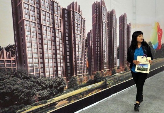 A potential homebuyer visits a housing event in Handan, Hebei province. Average month-on-month new home prices in Beijing, Shanghai, Guangzhou and Shenzhen rose 1.4 percent, while that of 31 second-tier cities averaged 0.7 percent, and the prices in 35 third-tier cities rose 0.6 percent. Hao Qunying / For China Daily