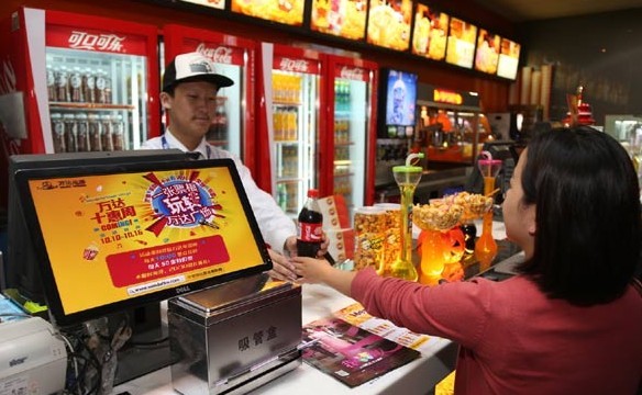 Wanda Cinema Line and Coca-Cola China announced a strategic partner agreement on October 22, 2013, providing Coca-Cola's soft drinks to the 119 cinemas of Wanda Cinema Line, the largest movie chain in China. [Photo / Provided to chinadaily.com.cn] 