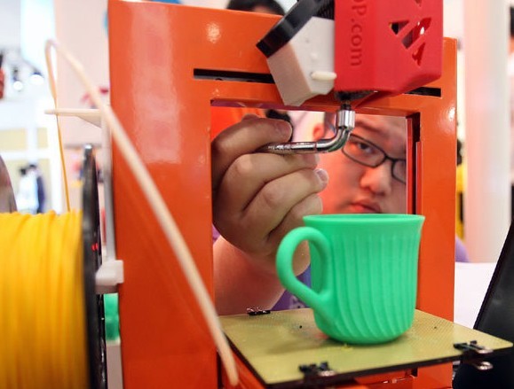 A 3D printer produces a cup at the China Beijing International Fair for Trade in Services on Wednesday. China's 3D printing industry generated revenues worth around 1 billion yuan ($163 million) in 2012, according to the Asian Manufacturing Association. [Zhang Wei / for China Daily]   
