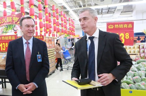 Wal-Mart Stores Inc CEO Michael Duke, left, and Walt-Mart China CEO Greg Foran visit one of the chain's hypermarkets in China in Oct 24, 2013.[Provided to China Daily]  