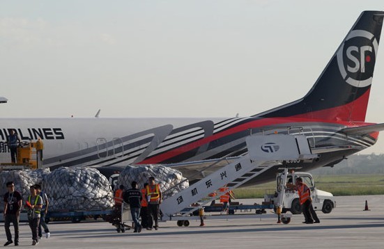 An SF Express (Group) Co cargo plane is loaded at an airport in Nantong, Jiangsu province. Express delivery companies are gearing up for the expected online shopping frenzy on Nov 11. [Photo / China Daily]
