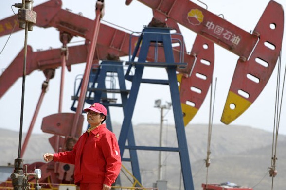 PetroChina Co Ltd's crude oil output rose 2.2 percent to 698 million barrels in the first nine months of the year, the listed company said on Tuesday in its third-quarter report. [Photo / Xinhua]