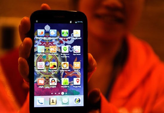 A first Chinese-Tibetan bilingual smartphone that developed by Huawei, China Telecom's Tibetan branch and the University of Tibet was shown off on Oct 29, 2013 in Lhasa. [Photo / Xinhua]
