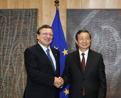 Chinese Vice Premier Ma Kai (R) meets with European Commission President Jose Manuel Barroso in Brussels, Belgium, Oct. 25, 2013. China and the European Union (EU) should undertake preparations for negotiations on an investment agreement and strengthen cooperation in the fields such as high technology, Ma said on Friday. (Xinhua/Wang Lili)  