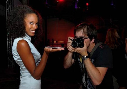 A model shows Huawei Ascend P6 smartphone during its unveiling ceremony in Vienna, Aug 13, 2013. International telecommunications giant Huawei unveiled its latest flagship device Ascend P6 in Austria on Aug 13 2013, marketing it as the thinnest smartphone in the world.[Photo/Xinhua]  