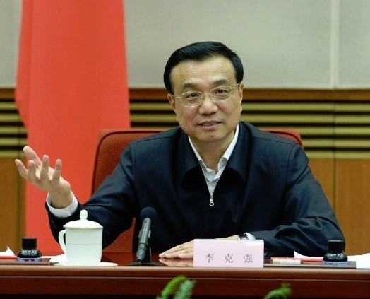 Chinese Premier Li Keqiang presides over a meeting attended by experts and entrepreneurs to discuss the economic development, in Beijing, capital of China, Oct. 31, 2013. (Xinhua/Liu Jiansheng)