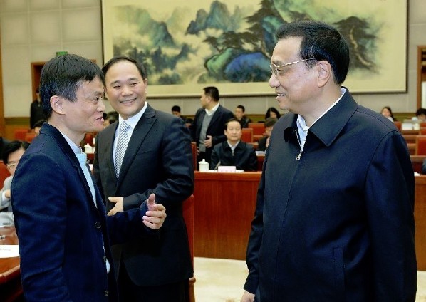 Chinese Premier Li Keqiang (R) has conversation with entrepreneur Ma Yun (L) and Li Shufu, during a meeting attended by experts and entrepreneurs to discuss the economic development, in Beijing, capital of China, Oct. 31, 2013. (Xinhua/Liu Jiansheng)