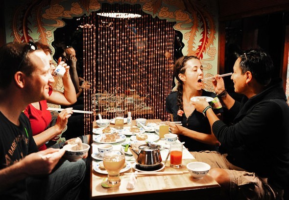 Tourists have a local-style breakfast during a 72-hour visa-free stay in Guangzhou in August. From August through October, more than 500 foreign visitors had taken advantage of the policy. Qiao Junwei / For China Daily