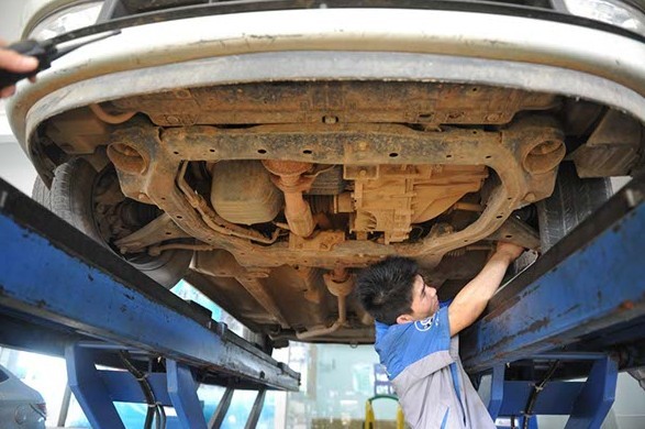 A technician checks a car at a Hyundai dealer in Haikou, Hainan province. When viewed by country of manufacturer origin, South Korean brands had the highest overall initial quality. [Meng Zhongde / for China Daily]  