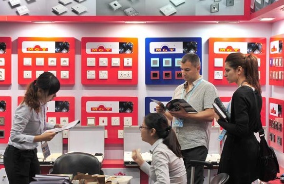 Foreign customers place orders at this year's fall session of the Canton Fair in Guangzhou, Guangdong province. The event is considered a barometer of the country's foreign trade conditions. The number of overseas buyers to this session dropped by 6.5 percent from the spring session. Lu Hanxin / Xinhua