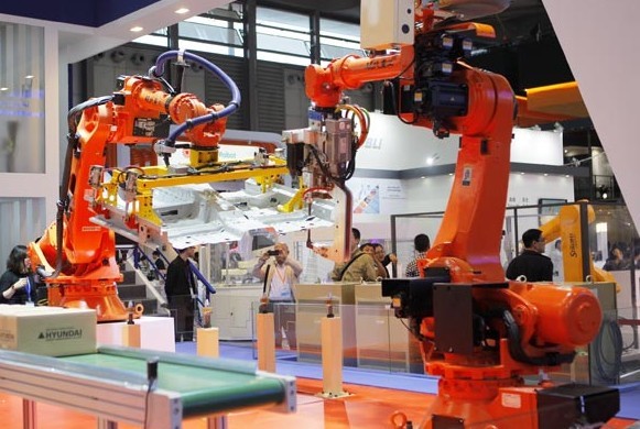 Advanced manufacturing equipment is on display at the 15th China International Industrial Fair, which opened on Tuesday in Shanghai. China will make efforts to widen its technology achievements in high-end manufacturing. GAO ERQIANG / CHINA DAILY  