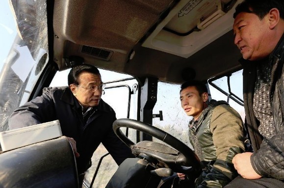 Chinese PremierLi Keqiang(L), also a member of the Standing Committee of the Political Bureau of the Communist Party of China (CPC) Central Committee, talks with farmers in Hongqi Village of Fuyuan County, northeast China's Heilongjiang Province, Nov. 5, 2013. Li made an inspection tour to Tongjiang, Fuyuan and Harbin of Heilongjiang Province from Nov. 4 to Nov. 6. (Xinhua/Ding Lin)