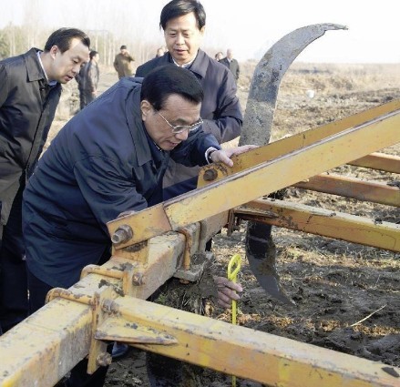 Chinese Premier Li Keqiang (front), also a member of the Standing Committee of the Political Bureau of the Communist Party of China (CPC) Central Committee, examines a farmland in Hongqi Village of Fuyuan County, northeast China's Heilongjiang Province, Nov. 5, 2013. Li made an inspection tour to Tongjiang, Fuyuan and Harbin of Heilongjiang Province from Nov. 4 to Nov. 6. (Xinhua/Huang Jingwen)