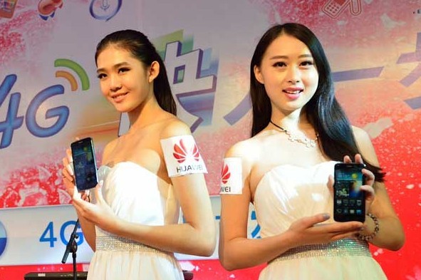 Models display Huawei Technologies Co's 4G smartphones in Hangzhou, Zhejiang province. The company invested $4.8 billion in R&D in 2012, and it's now moving into 5G equipment.[XU YAN / FOR CHINA DAILY]