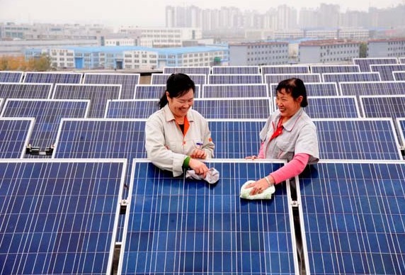 Statistics show 34 listed solar companies saw their aggregate net profit surge by 67 percent year-on-year in the third quarter of 2013. Five of nine returned to profit during the quarter. [Photo/China Daily]  
