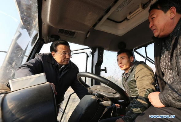Chinese Premier Li Keqiang(L), also a member of the Standing Committee of the Political Bureau of the Communist Party of China (CPC) Central Committee, talks with farmers in Hongqi Village of Fuyuan County, northeast China's Heilongjiang Province, Nov. 5, 2013. Li made an inspection tour to Tongjiang, Fuyuan and Harbin of Heilongjiang Province from Nov. 4 to Nov. 6. (Xinhua/Ding Lin)