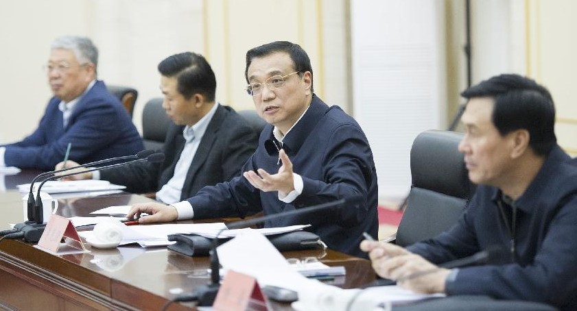 Chinese Premier Li Keqiang (2nd, R) presides over a symposium on economy work for the next year in northeast China's Heilongjiang Province, Nov. 5, 2013. (Xinhua/Huang Jingwen)