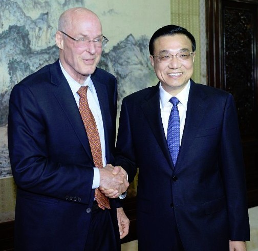 Chinese Premier Li Keqiang (R) shakes hands with former U.S. Treasury Secretary Henry Paulson during their meeting in Beijing, capital of China, Nov. 7, 2013. (Xinhua/Li Tao) 