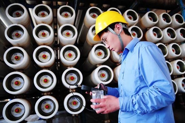 A technician monitors water quality at a desalination plant in Shandong province. China's seawater processing capacity has reached about 760,000 metric tons per day at an average cost of 7 yuan ($1.16) a ton.[Photo/China Daily]   