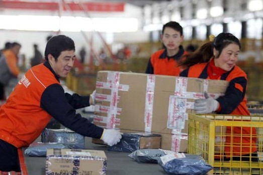 The expressmen with Shentong Express are sorting the mails in Beijing. Increasing sellers have participated in the Singles' Day festival and an estimated 400 million parcels will be delivered during the festival, a record 50 percent increase over last year. [Photo/China Daily]  