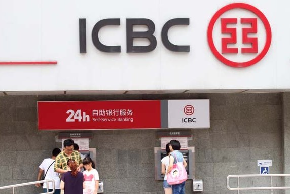 People use ATMs at an Industrial and Commercial Bank of China Co branch in Beijing. The bank, the nation's largest by assets, was put on the list of banks of systemic importance in the global financial industry. [Photo/China Daily]  