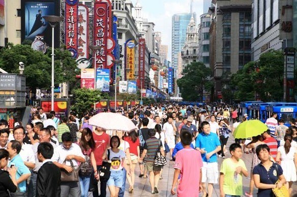 Pedestrians throng to Shanghai's Nanjing Road, a popular shopping area.[Photo/China Daily]   