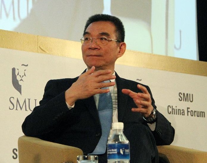 Justin Yifu Lin, former senior vice president and chief economist of the World Bank, shares his views on China's growth paths and the outlook for the Chinese economy at the inaugural Singapore Management University China Forum in Singapore, Nov. 13, 2013. China is at a development stage where it is necessary to remove the distortions and bottlenecks in the mechanism for resources allocation, Lin said on Wednesday. (Xinhua/Chen Jipeng)