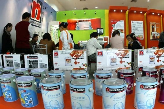 Customers visiting a Nippon paint store in Ningbo, Zhejiang province in East China.[Photo/China Daily]   