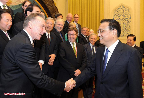 Chinese Premier Li Keqiang (R, front) shakes hands with foreign guests from the 2013 Annual General Meeting of the China Council for International Cooperation on Environment and Development (CCICED) during their meeting in Beijing, capital of China, Nov. 14, 2013. (Xinhua/Liu Jiansheng)