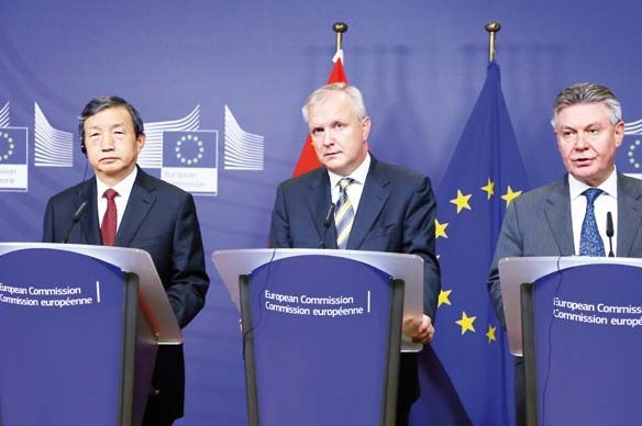 Chinese Vice-Premier Ma Kai (left), Vice-President of the European Commission in charge of Economic and Monetary Affairs Olli Rehn (center), and European Commissioner for Trade, Karel De Gucht, during a news conference at the European Commission headquarters in Brussels, Belgium, on Oct 24. [provided to China Daily]  