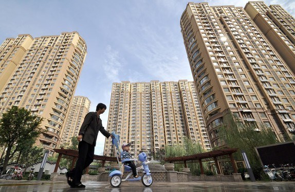 A newly constructed residential community in Handan, Hebei province. Of the 70 major cities monitored by the National Bureau of Statistics, Wenzhou in Zhejiang province is the only city that saw a year-on-year decline in home prices. Hao Qunying / For China Daily  