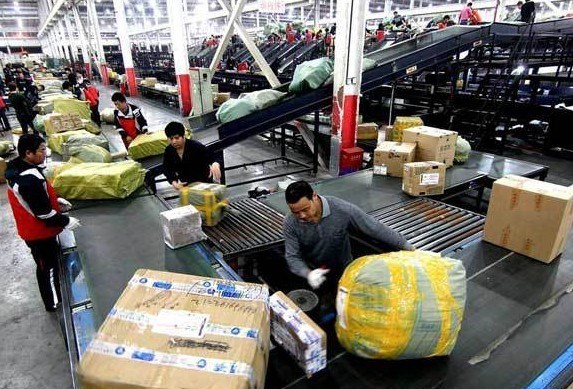 Workers sort outpiled-up packages at YTO Express' sorting center in east China'sShanghai Municipality, Nov. 9, 2013. As the Chinese grassroots'self-proclaimed Singles' Day, which falls on November 11, gainspopularity, the country's e-commerce websites have grasped thechance to make money. The surging package volume caused greatpressure for many express delivery companies. (Xinhua/Chen Fei)