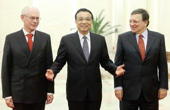 Chinese PremierLi Keqiang(C), European Council President Herman Van Rompuy (L) and European Commission President Jose Manuel Barroso co-chair the 16th China-EU Summit in Beijing, capital of China, Nov. 21, 2013. (Xinhua/Yao Dawei)