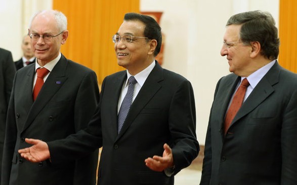 Premier Li Keqiang meets European Council President Herman Van Rompuy (left) and European Commission President Jose Manuel Barroso in the Great Hall of the People in Beijing on Thursday. They attended the 16th China-EU leaders' meeting, which worked out a blueprint for bilateral relations in coming years. Wu Zhiyi / China Daily  