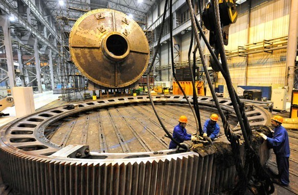 Workers assemble molybdenum refining equipment at a Citic Heavy Industries Co Ltd plant in Luoyang, Henan province. The output sub-index of HSBC Holdings Plcs manufacturing Purchasing Managers' Index is estimated to rise to 51.3 in November. HUANG ZHENGWEI / FOR CHINA DAILY  