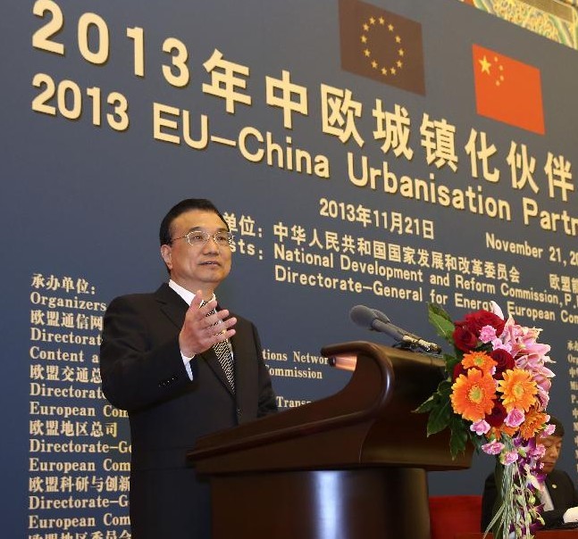 Chinese Premier Li Keqiang addresses the closing ceremony of 2013 EU-China Urbanisation Partnership Forum in Beijing, capital of China, Nov. 21, 2013. (Xinhua/Pang Xinglei)