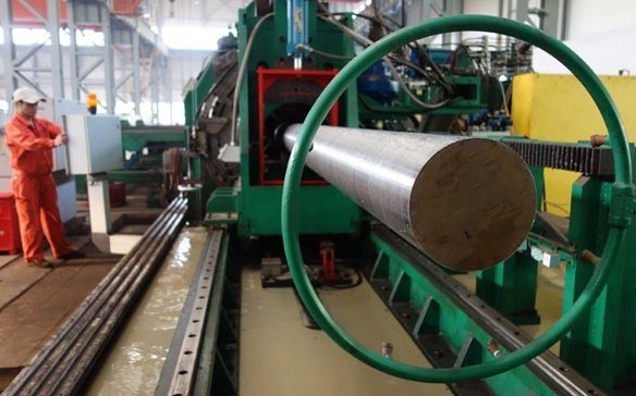A worker working at steel mill at Dalian, Northeast China's Liaoning province, Oct 13 2013.[Photo/China Daily]  